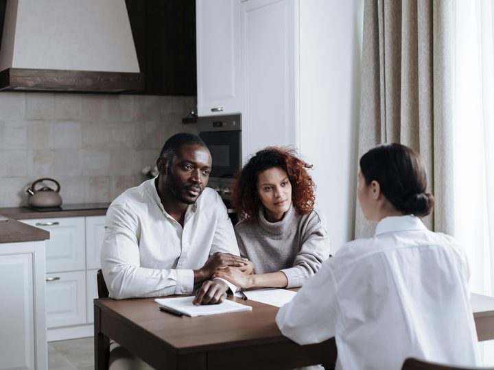 A relaxed kitchen-table conversation with a loan officer